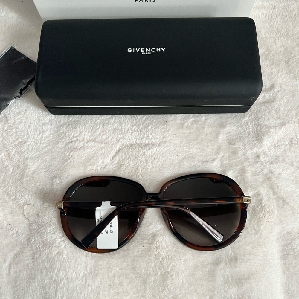 Givenchy sunglasses - Picture 7 of 8
